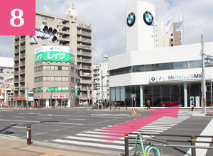 右に向くとBMW（Meitetsu Auto）のお店が見えますので、信号を確認してBMWの方向に横断歩道を渡ってください。