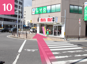mini miniのお店の方向へ信号を確認して横断歩道を渡ってください。
※地下鉄でお越しの方はここからご覧ください。