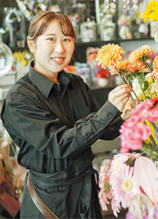 有限会社フローリストみきで働くフラワーデザイナーの市丸琴音さん